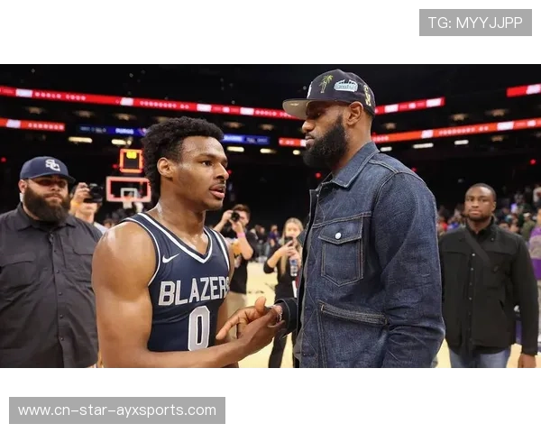 詹姆斯与妻子街头牵手被偷拍，狗仔照炸开了锅