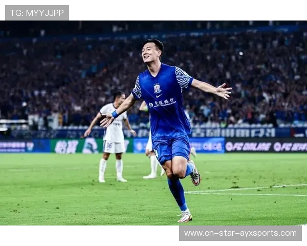 申花中场断球神速反击，三脚传递撕裂防线破门瞬间