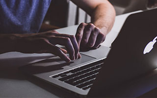 中国女足在比赛中展现出高超球技，中国女足足球